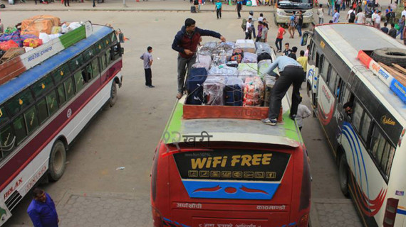 नयाँ बसपार्कमा यात्रुको झोला तान्दा...